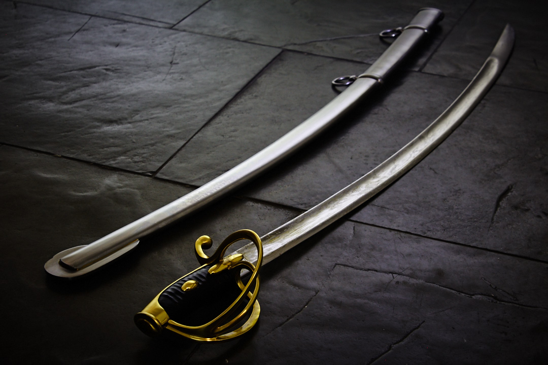 E-book) Armas Brancas: Lanças, espadas, maças e flechas – como lutar sem  pólvora da pré-história ao século XXI - Editora Draco